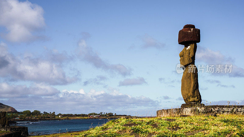 智利复活节岛(Rapa Nui/ Isla de Pascua)阿胡塔海雕像前的日落